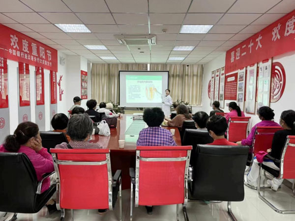 成宏口腔醫(yī)院公益行丨走進(jìn)銀行、社區(qū)，科普講座＋義診，我們一直在行動(dòng)！